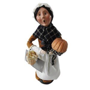 Byer's Choice Colonial Williamsburg Carolers Old Woman with Bread and Candles